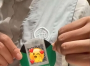 服务员胸前戴打赏二维码引争议，海底捞涉事门店回应